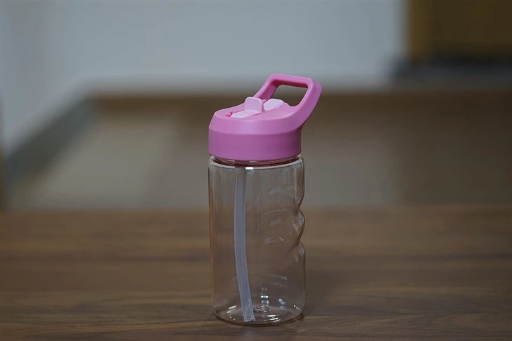 Plastic Water Bottle With Straw Child-Friendly Drinkware