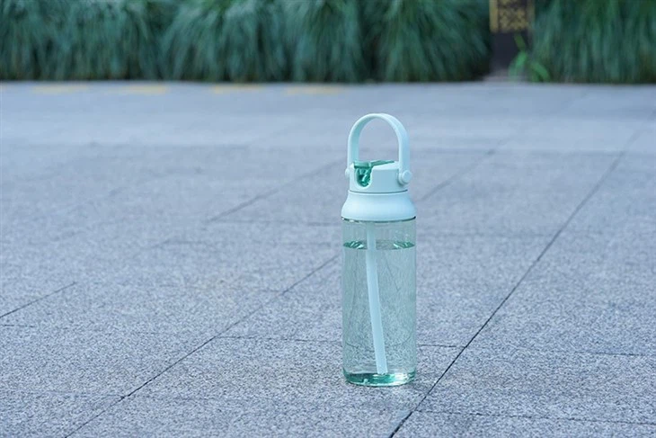Plastic Drinking Bottle With Straw Drink Lid